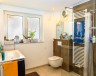 Neuwertige große Wohnung mit Garten und Tiefgarage im Herzen der Pfalz - Badezimmer