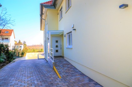 Neuwertige große Wohnung mit Garten und Tiefgarage im Herzen der Pfalz - Hauseingang