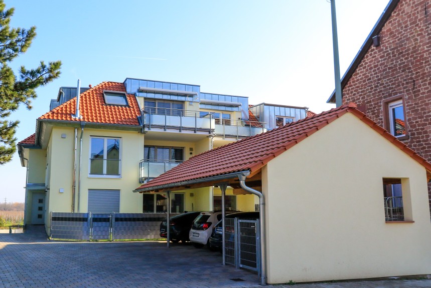 Neuwertige große Wohnung mit Garten und Tiefgarage im Herzen der Pfalz - Gebäudeansicht